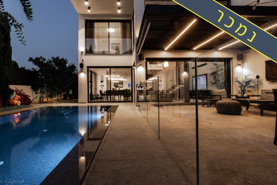 וילה עם בריכה למכירה